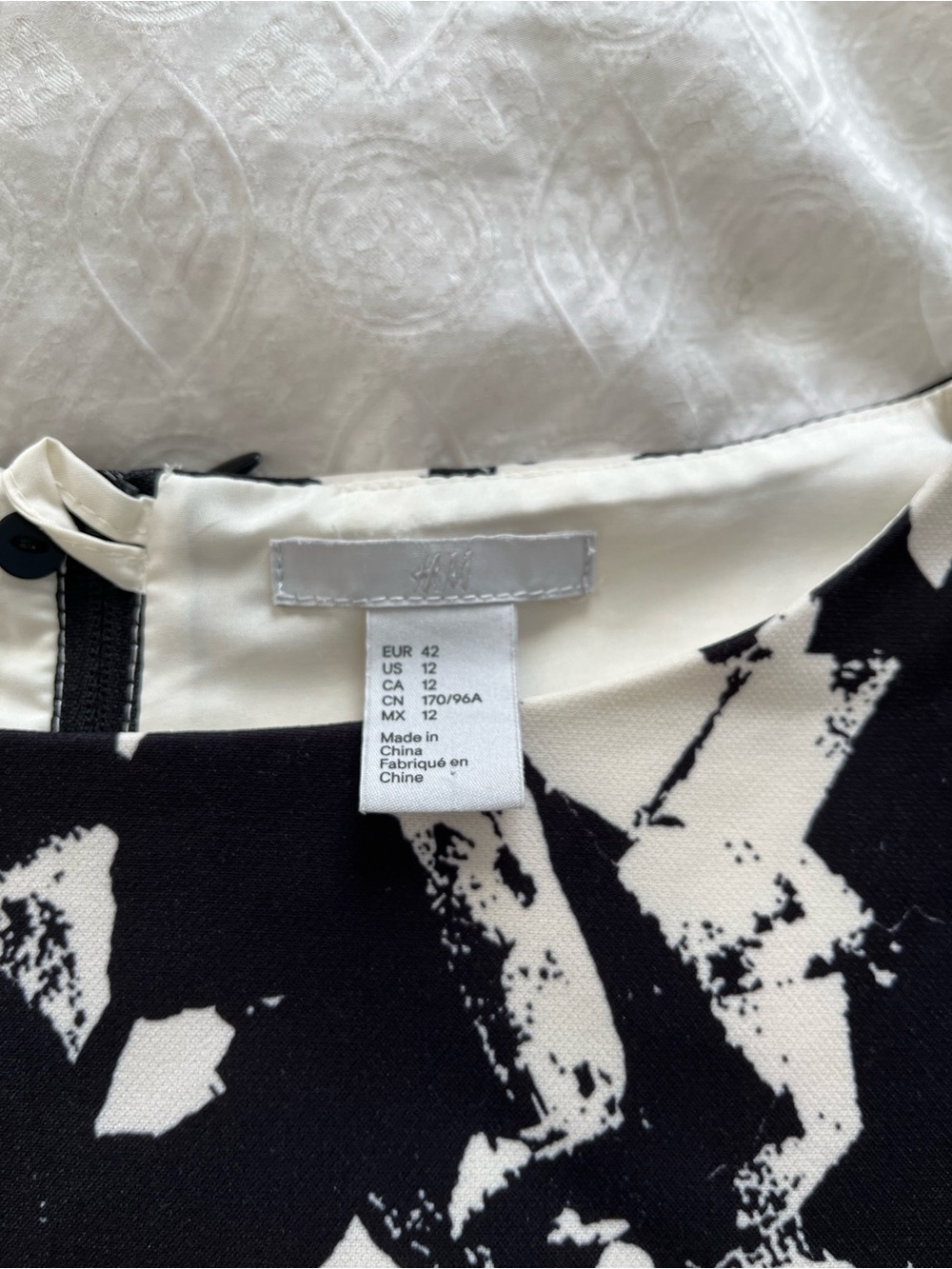 Black & White Abstract Print Sleeveless Dress - Picture 8 of 11